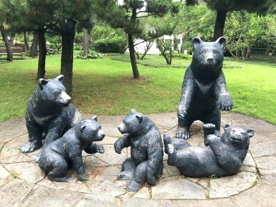 bear family statues