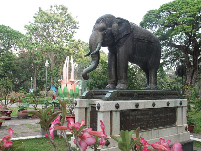 Elephant metal park statue