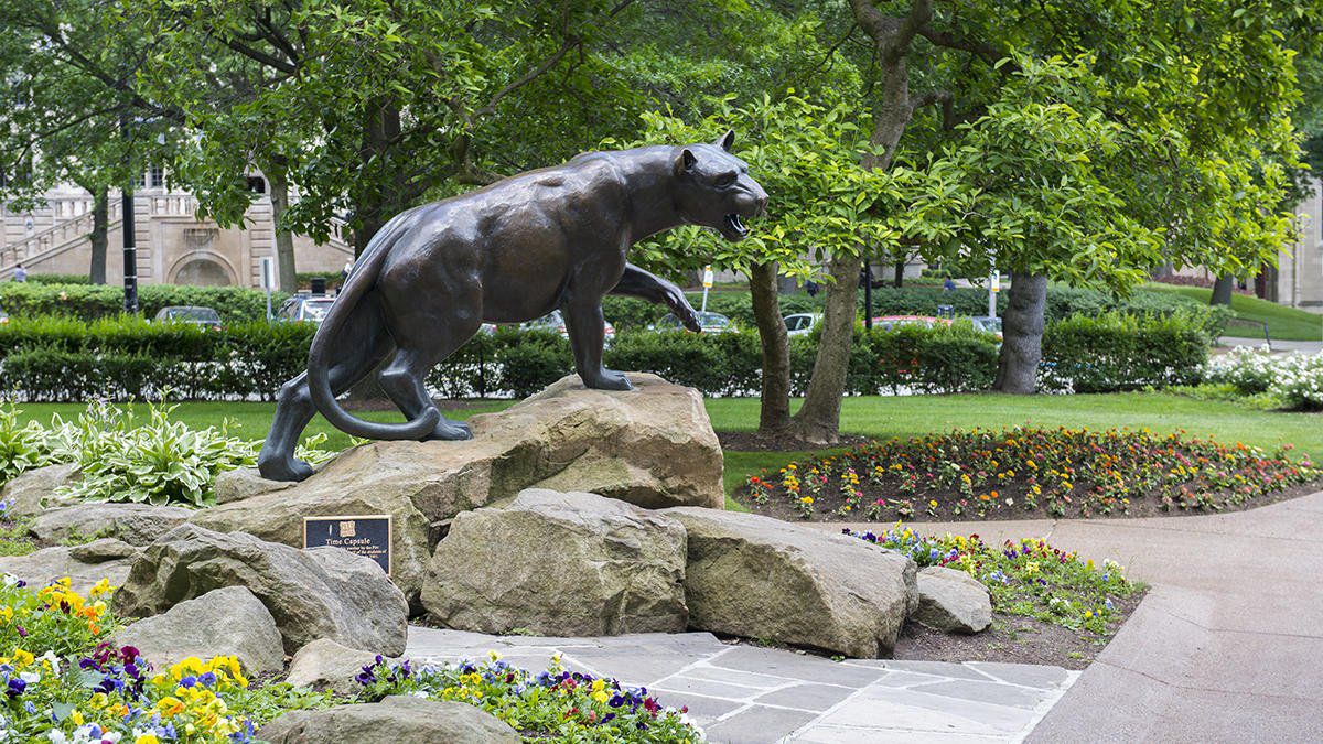 Garden cheetah statue