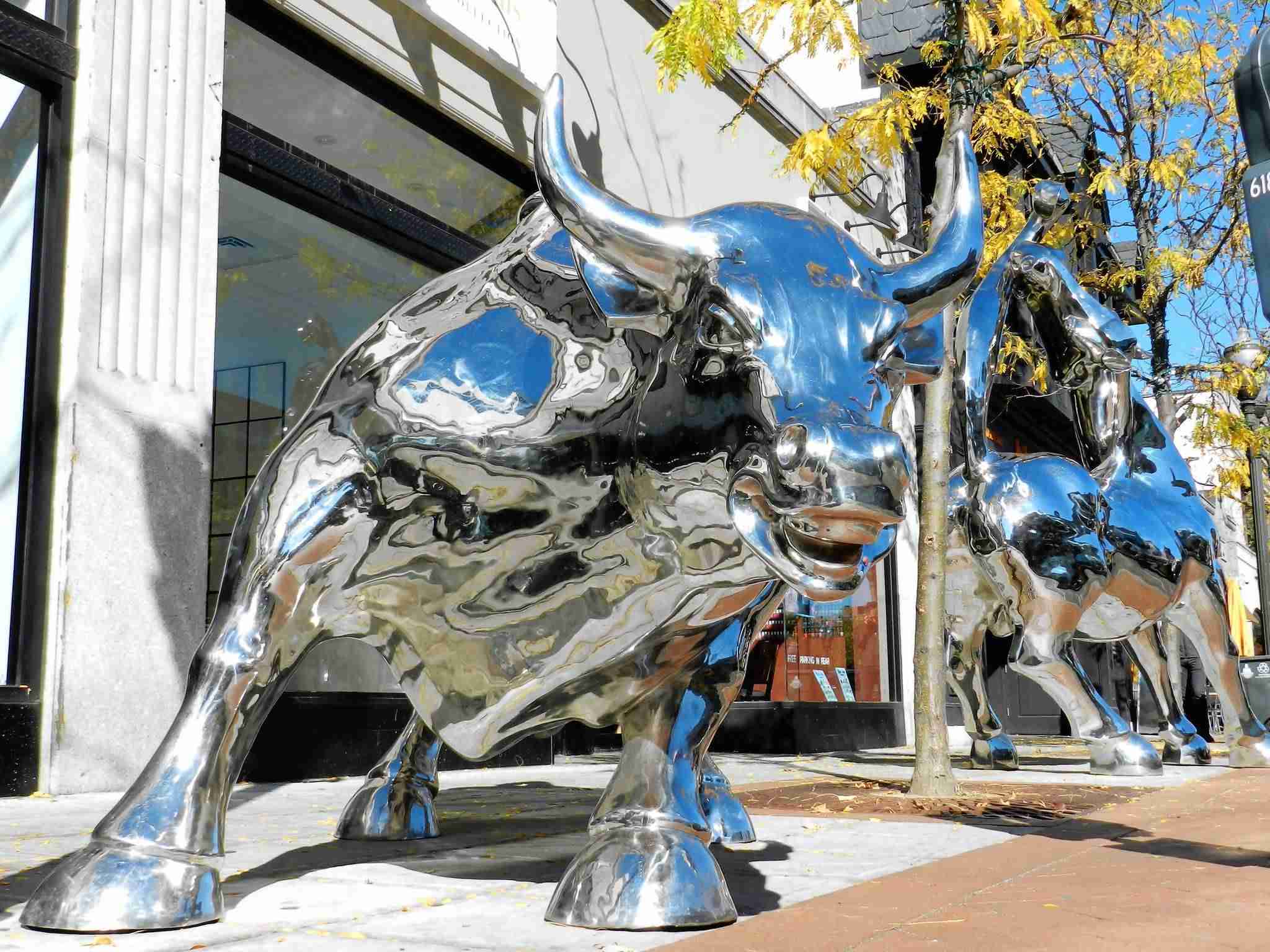 Metal abstract bull sculpture (1)