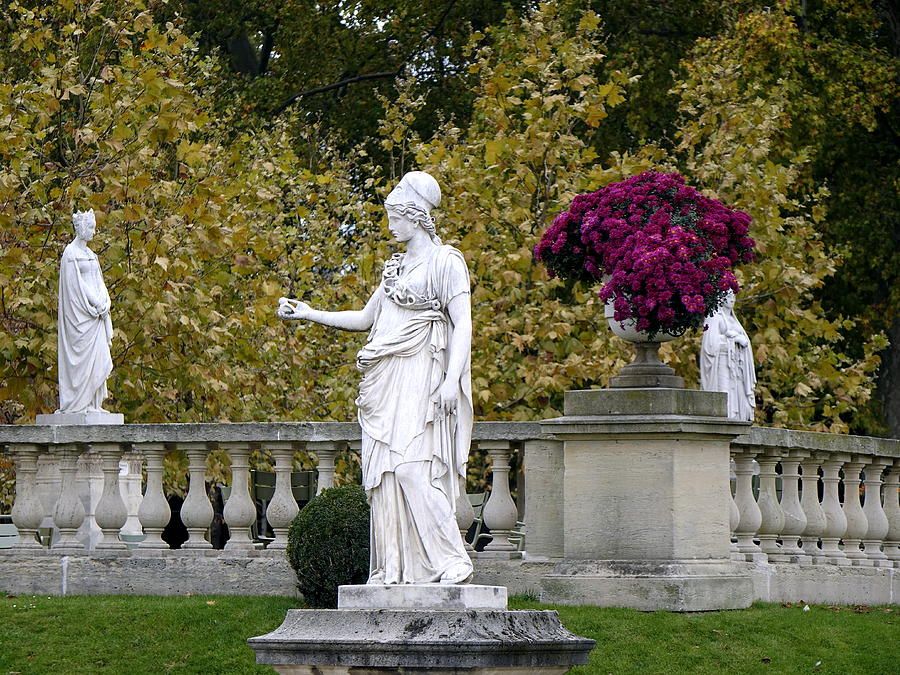 Garden sculpture of three women