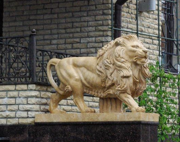 marble lion statue