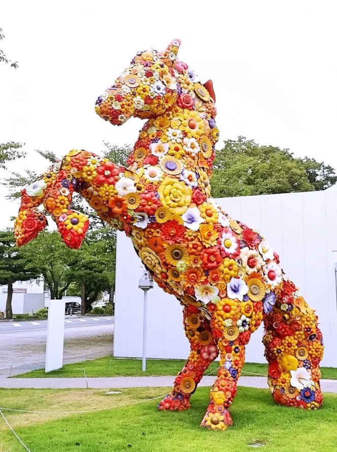 fiberglass horse sculpture covered with flowers (1)