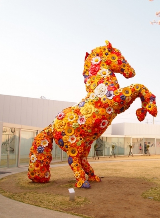 fiberglass horse sculpture covered with flowers (2)
