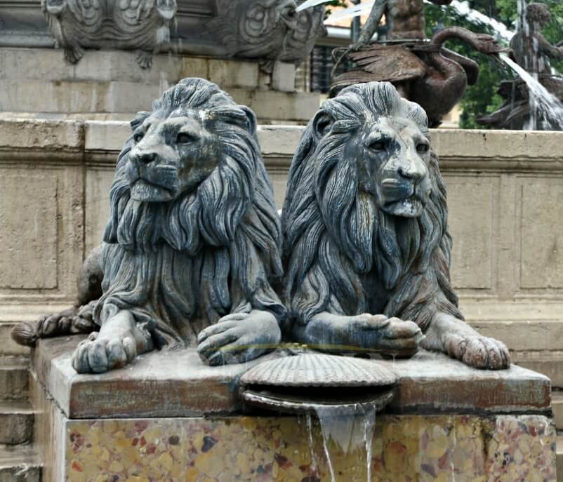 La Rotonde fountain bronze lion statue